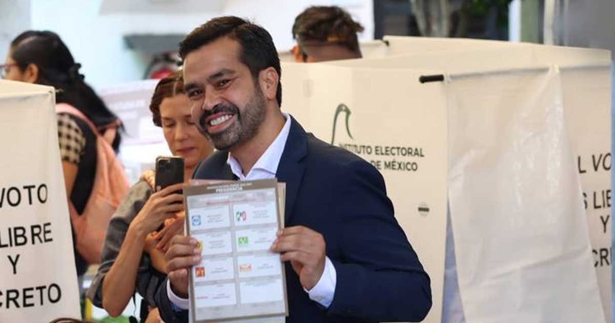 Jorge Álvarez Máynez votando