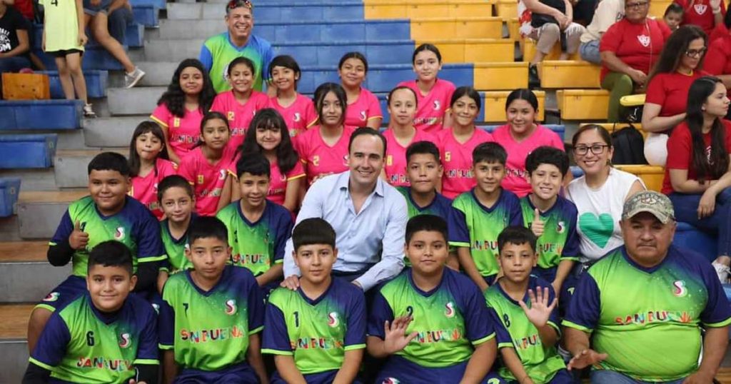 Manolo Jiménez en la inauguración de la Olimpiada