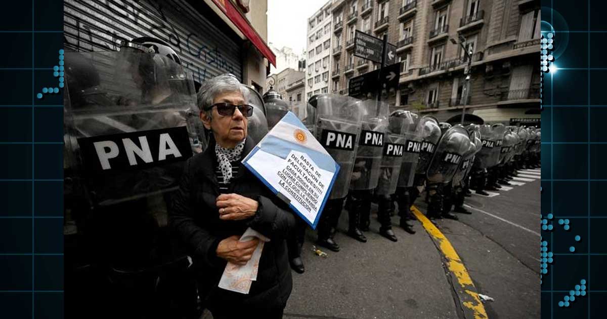 Reprimen a manifestantes en Argentina