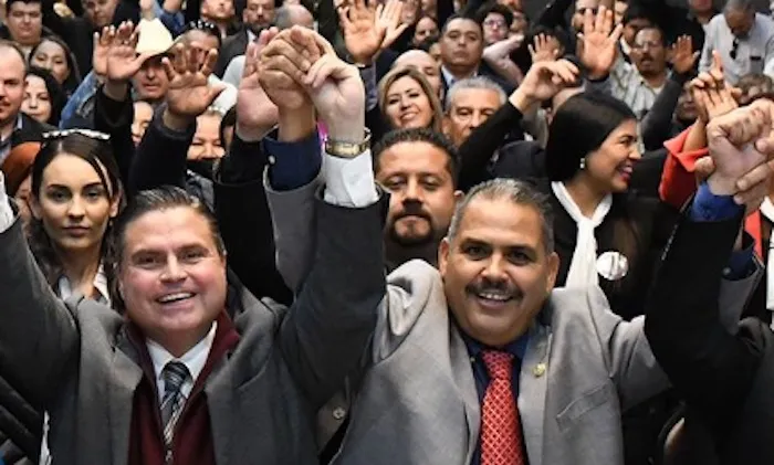 Juan Iván Peña, presidente de México Republicano, con el dirigente del partido en Chihuahua.