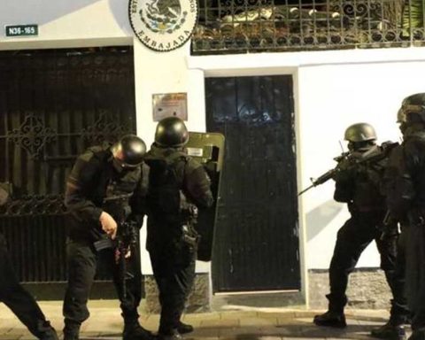La embajada de México en Ecuador durante la intromisión de las fuerzas policiales.
