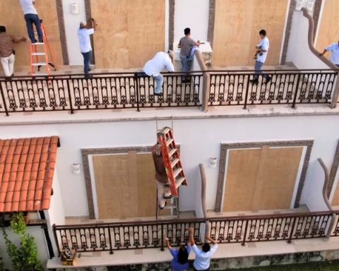 Se preparan para el huracán Beryl