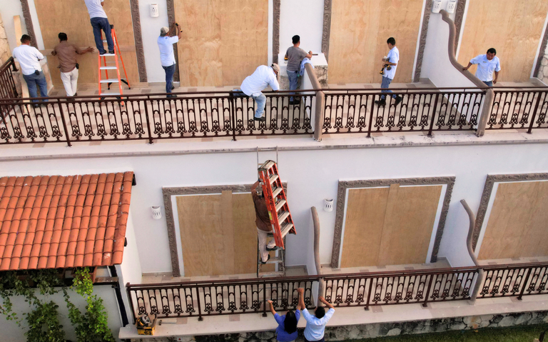 Se preparan para el huracán Beryl