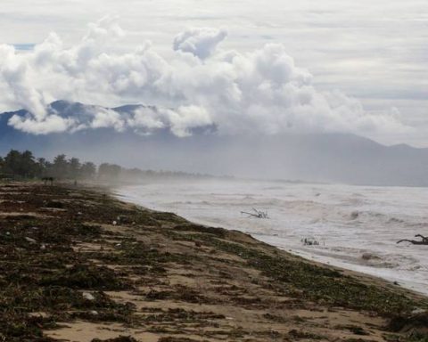 Se degrada John a tormenta tropical