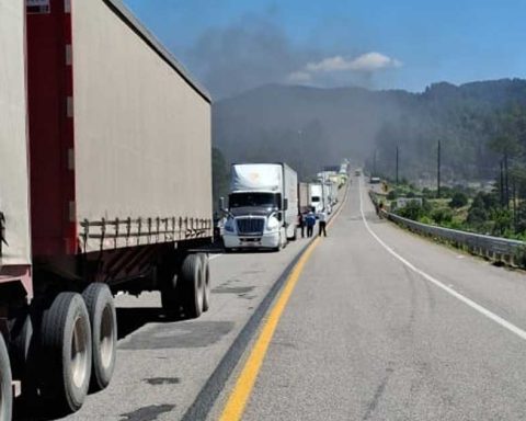 El cierre de carreteras provoca grandes filas.