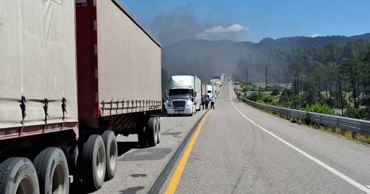 El cierre de carreteras provoca grandes filas.