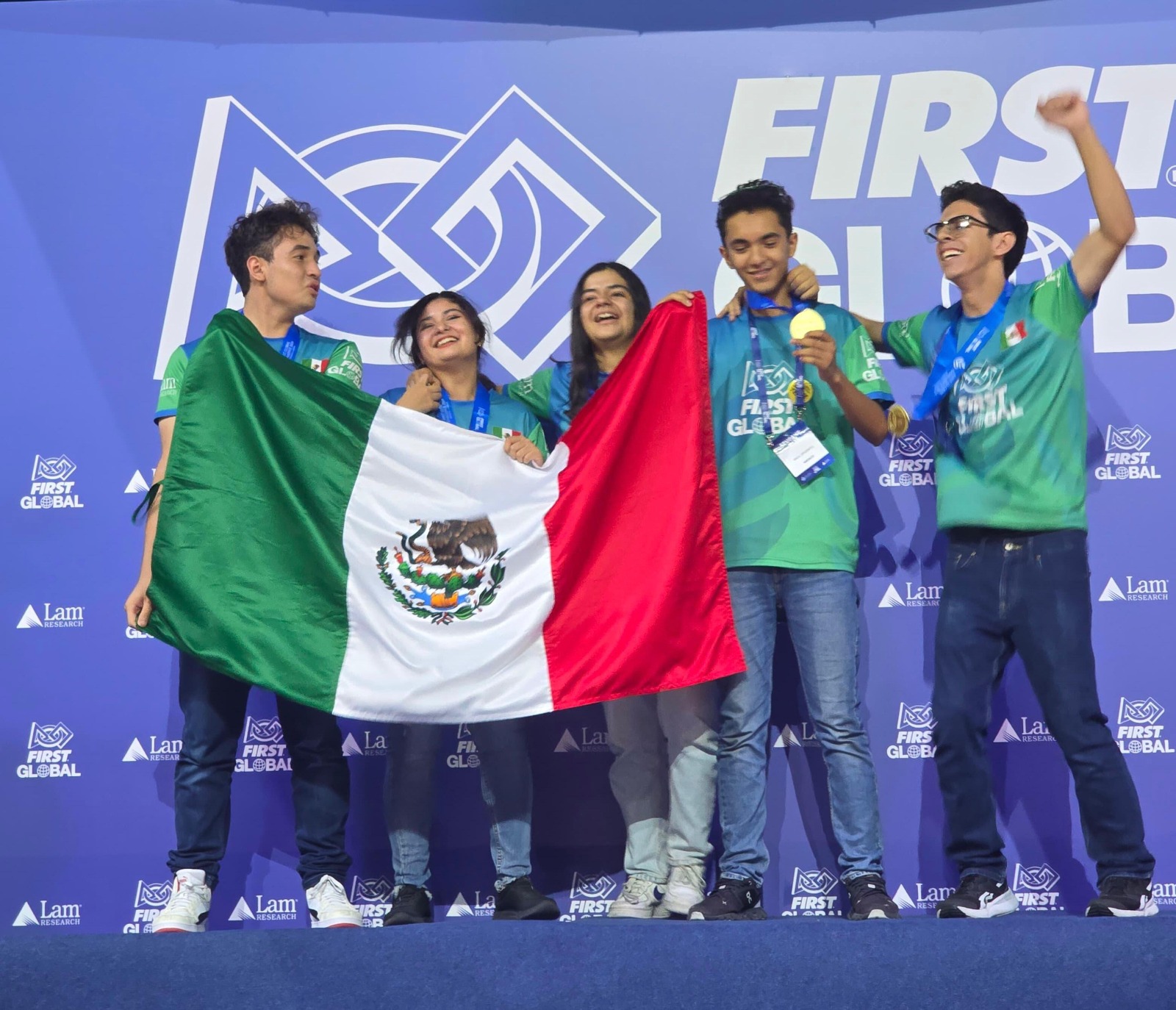 Estudiantes laguneros del Colegio Cervantes destacan en competencia internacional de robótica