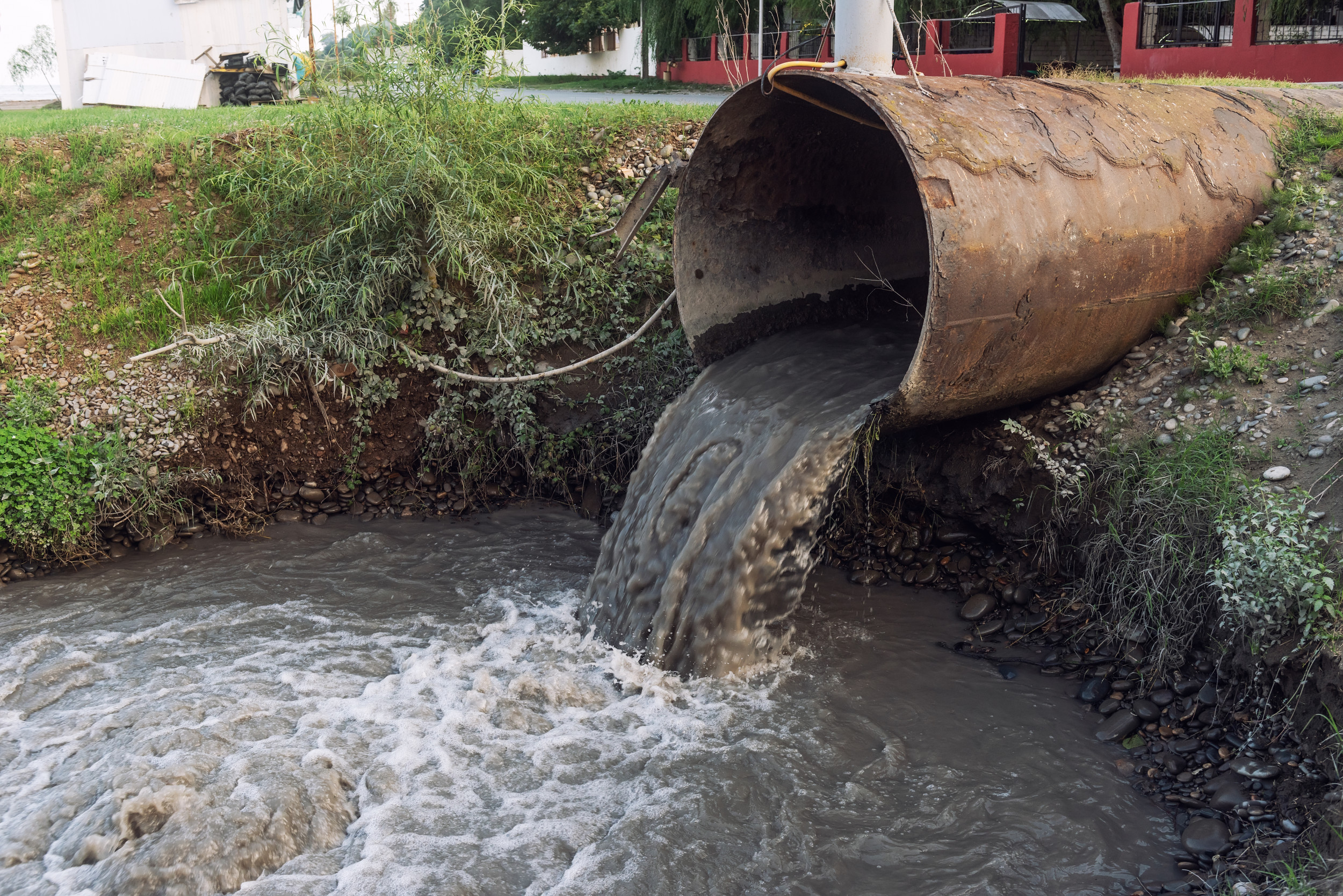 Los drenajes son vertederos ilegales de industriales