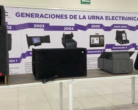 Urnas electrónicas en el IEC.