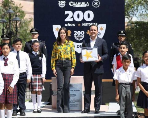 El gobernador Manolo Jiménez y su esposa Paola Rodríguez depositaron la cápsula del tiempo