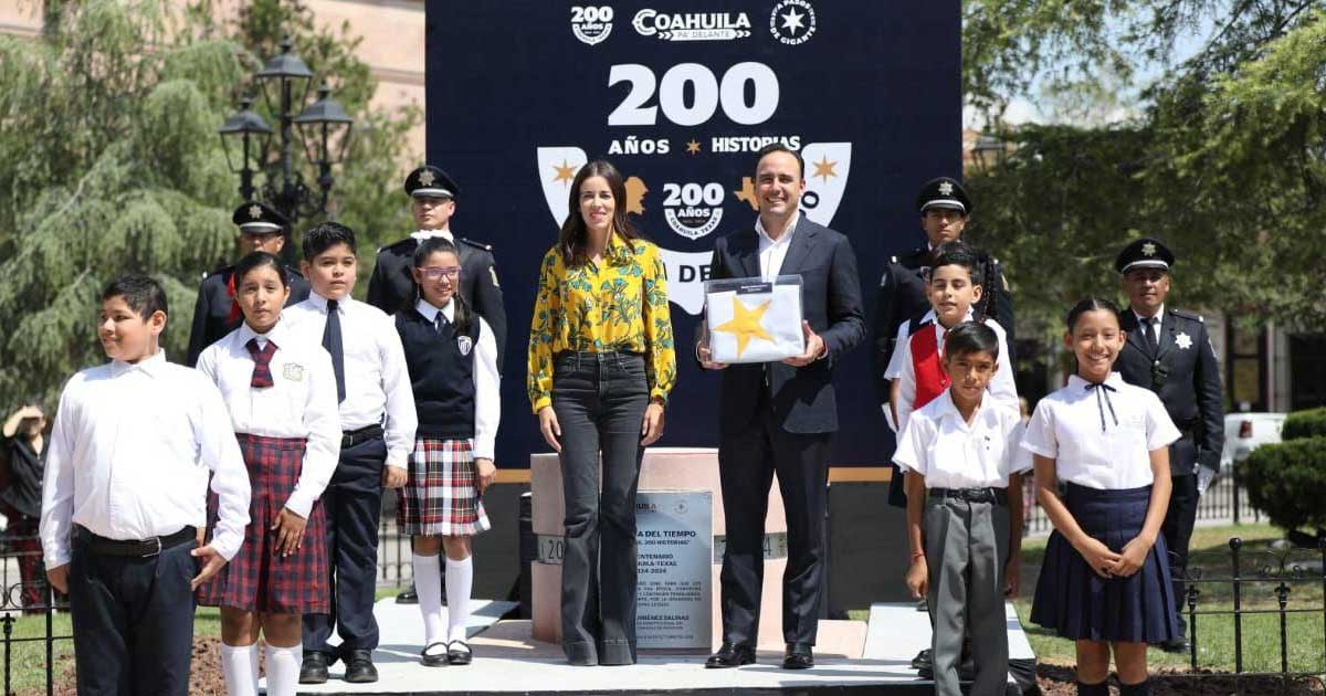 El gobernador Manolo Jiménez y su esposa Paola Rodríguez depositaron la cápsula del tiempo