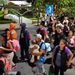 Mujeres y niños viajan en la caravana migrante.