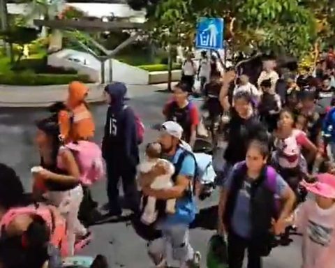 Mujeres y niños viajan en la caravana migrante.