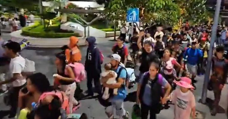 Mujeres y niños viajan en la caravana migrante.