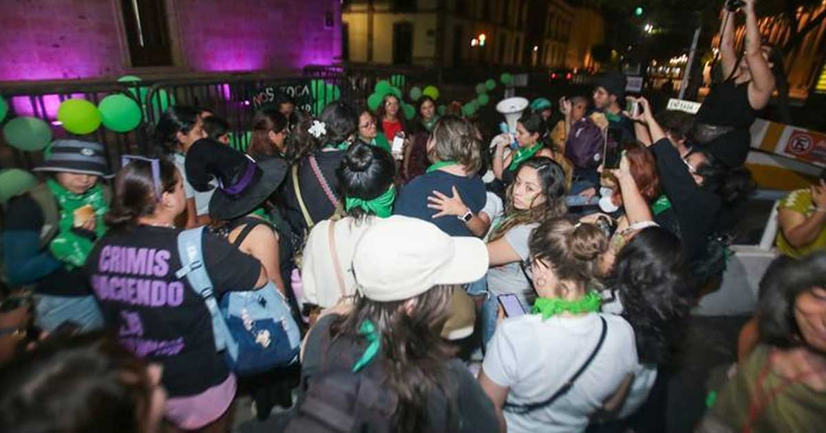 Marea verde celebra despenalización del aborto en Jalisco.