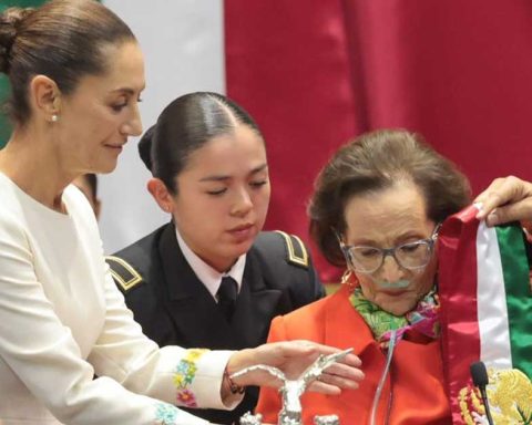 Ifigenia Martínez entregando la banda presidencial a Claudia Sheinbaum.