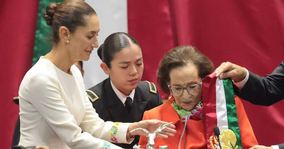 Ifigenia Martínez entregando la banda presidencial a Claudia Sheinbaum.