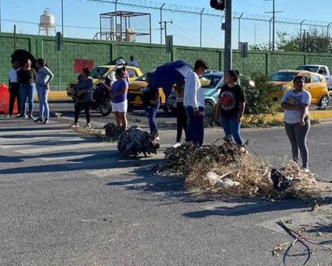 Vecinos bloquean calles en Torreón.