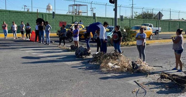 Vecinos bloquean calles en Torreón.