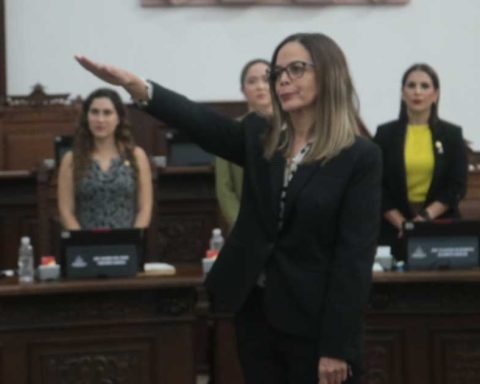 Karla Samperio rindiendo protesta como fiscal anticorrupción de Coahuila.