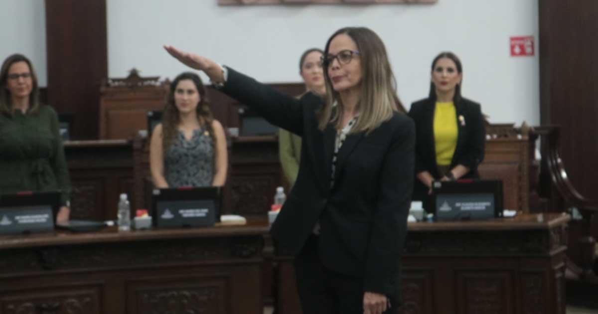 Karla Samperio rindiendo protesta como fiscal anticorrupción de Coahuila.