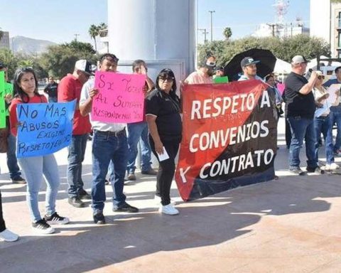 Integrantes del SUTUAAAN en huelga.