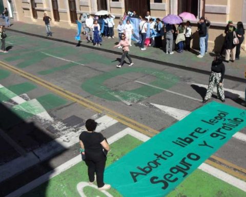 Activistas pro aborto manifestándose afuera del Congreso de Michoacán