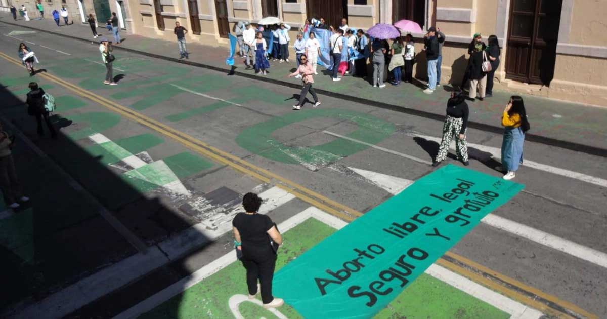 Activistas pro aborto manifestándose afuera del Congreso de Michoacán