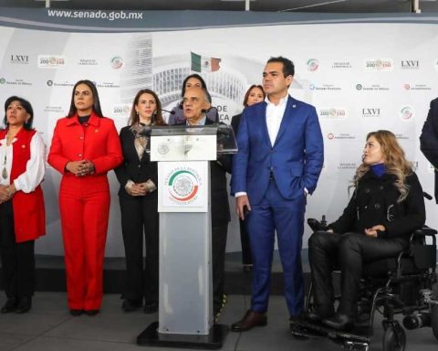 Conferencia de prensa de senadores del PRI.