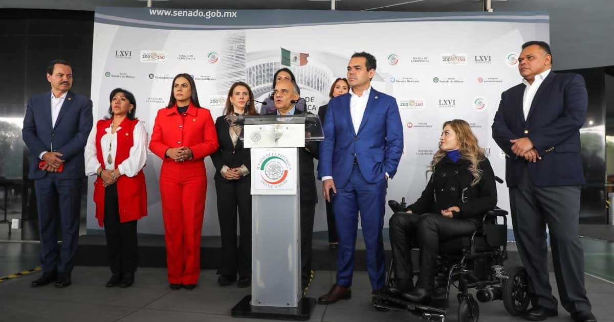 Conferencia de prensa de senadores del PRI.