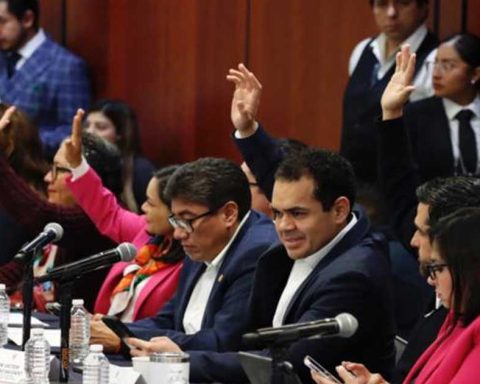 Senadores aprobaron reforma en comisiones.