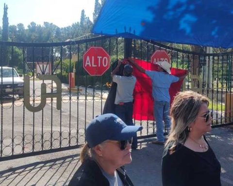 Trabajadores quitan las banderas rojinegras