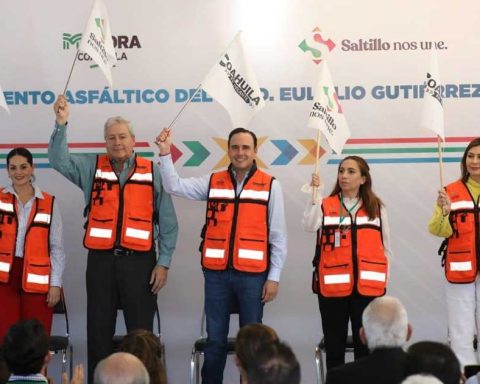 Manolo Jiménez dando el banderazo de inicio de obras en Saltillo.