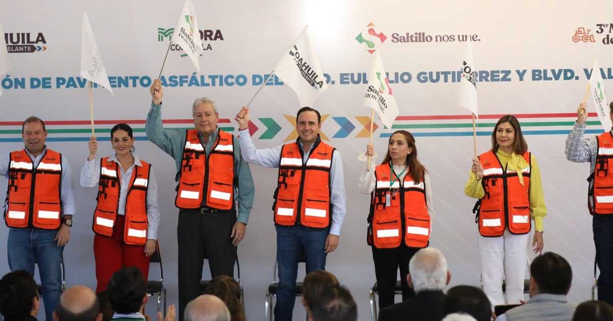 Manolo Jiménez dando el banderazo de inicio de obras en Saltillo.