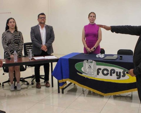 El rector de la UAdeC Octavio Pimentel tomando protesta al nuevo director de la FCPYS