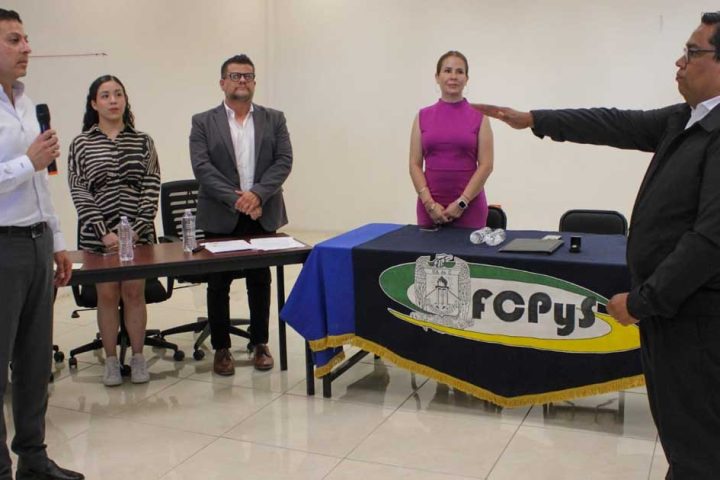 El rector de la UAdeC Octavio Pimentel tomando protesta al nuevo director de la FCPYS