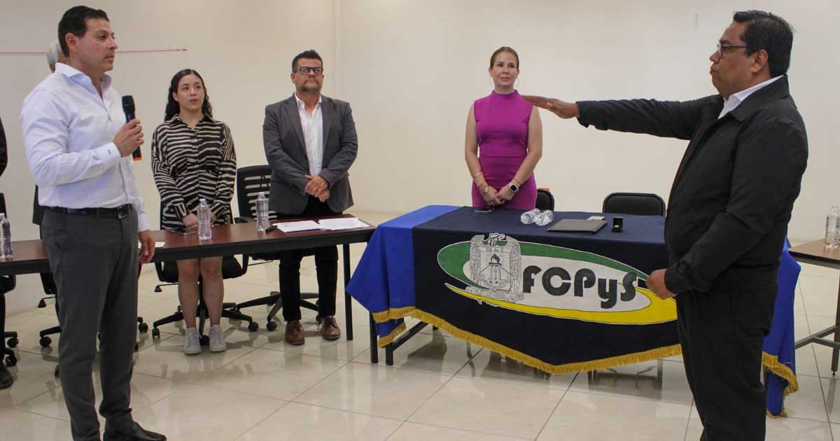 El rector de la UAdeC Octavio Pimentel tomando protesta al nuevo director de la FCPYS