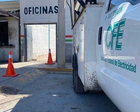 Una cuadrilla de CFE llegó a las oficinas de SIMAS Rural a realizar el corte de energía eléctrica.