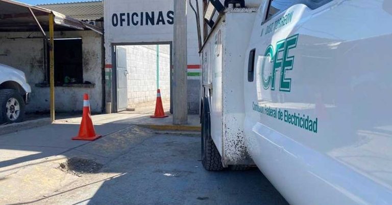 Una cuadrilla de CFE llegó a las oficinas de SIMAS Rural a realizar el corte de energía eléctrica.