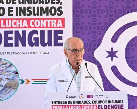 El secretario de Salud Eliud Aguirre encabezó la entrega de insumos contra el dengue.