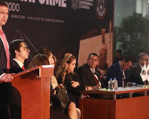 El rector de la UAdeC, Octavio Pimentel, en el informe de la Facultad de Jurisprudencia