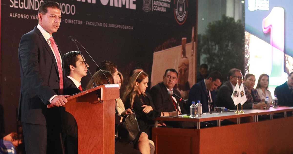 El rector de la UAdeC, Octavio Pimentel, en el informe de la Facultad de Jurisprudencia