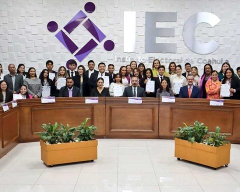 Los integrantes del Parlamento Juvenil en el IEC.