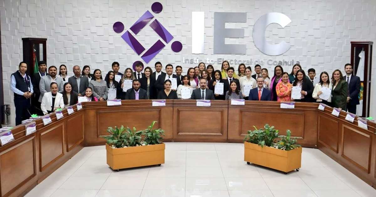 Los integrantes del Parlamento Juvenil en el IEC.