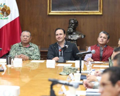 Manolo Jiménez, gobernador de Coahuila, en la mesa de seguridad estatal.