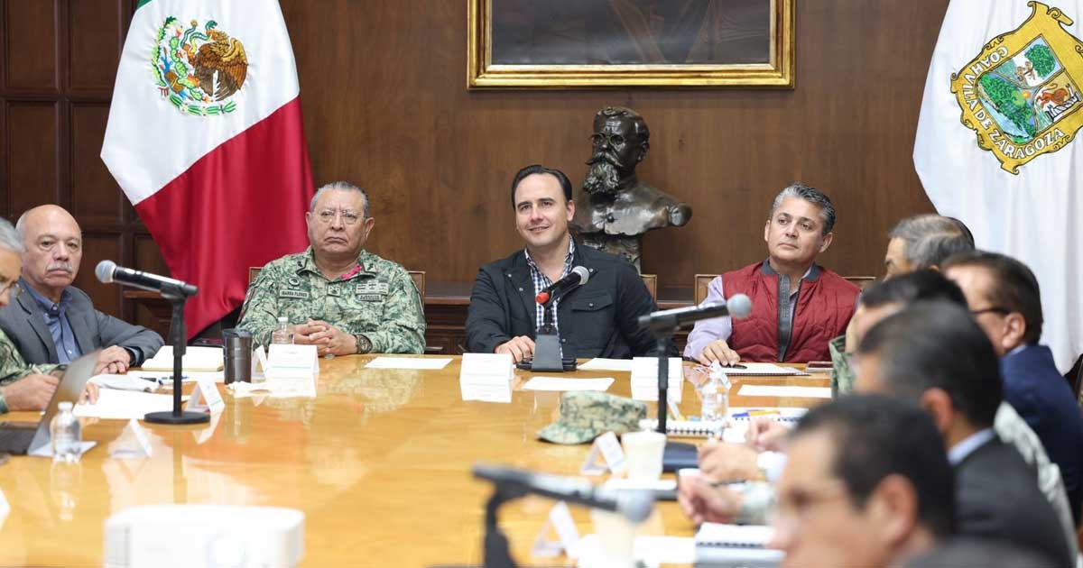 Manolo Jiménez, gobernador de Coahuila, en la mesa de seguridad estatal.