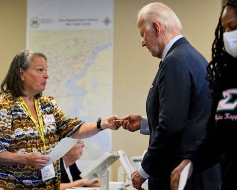 El presidente demócrata saliente Joe Biden emitió este lunes su voto anticipado