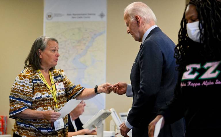 El presidente demócrata saliente Joe Biden emitió este lunes su voto anticipado