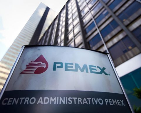 Al cierre del tercer trimestre de 2024, Petróleos Mexicanos (PEMEX) reportó que su deuda se redujo a 97.3 mil millones de dólares