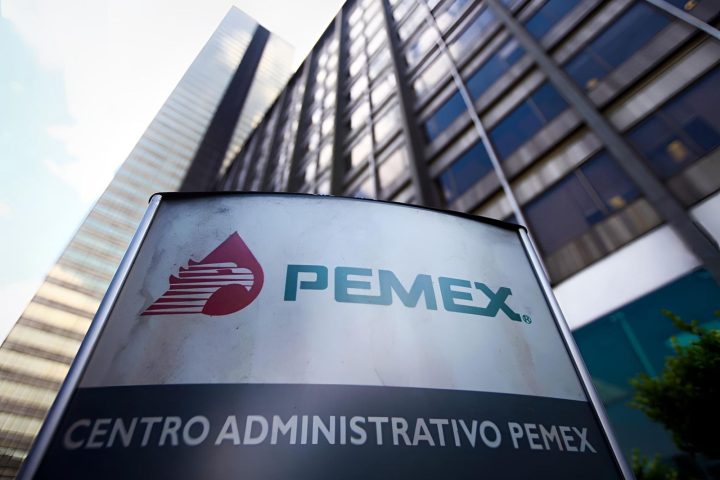 Al cierre del tercer trimestre de 2024, Petróleos Mexicanos (PEMEX) reportó que su deuda se redujo a 97.3 mil millones de dólares